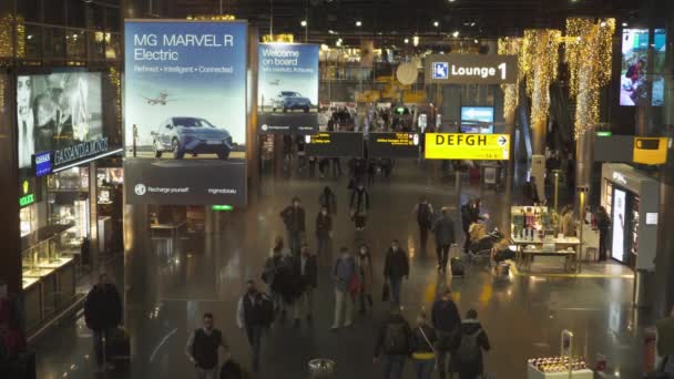Viajantes Dentro Terminal Aeroporto Schiphol Schiphol Holanda Norte Holanda Ângulo — Vídeo de Stock