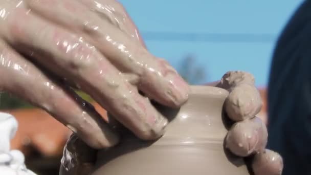 Close Mãos Oleiro Fazendo Cerâmica Com Árvores Céu Fundo — Vídeo de Stock