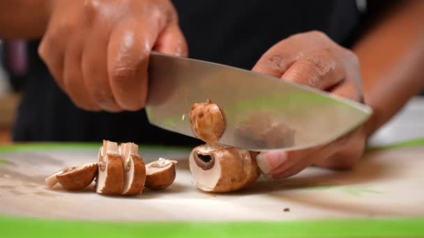 시타케 생버섯을 주방장의 천천히 움직이는 모습을 가까이 수있다 — 비디오