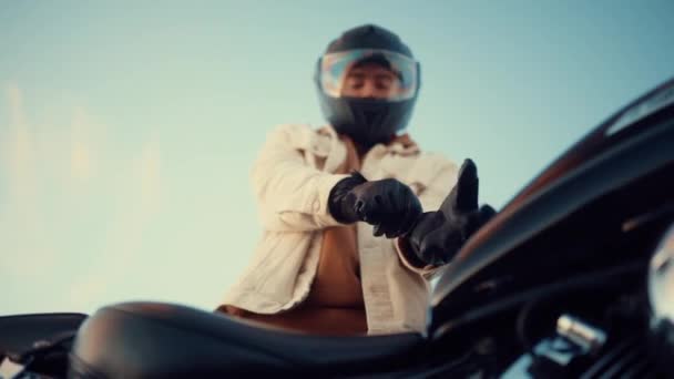Mężczyzna Rider Pełnej Twarzy Kask Nosi Czarne Rękawice Przed Jazdy — Wideo stockowe