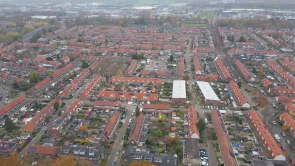 Herbst Über Buntes Vorstadtviertel Fliegen — Stockvideo