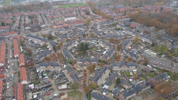Güneş Panelleriyle Dolu Çatıları Olan Bir Banliyö Mahallesinin Serin Havası — Stok video