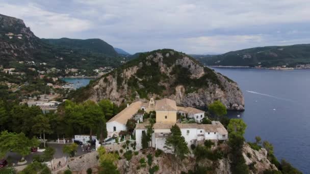 Kloster Auf Paleokastritsa Strand Luftaufnahme Sommer Atmosphäre — Stockvideo