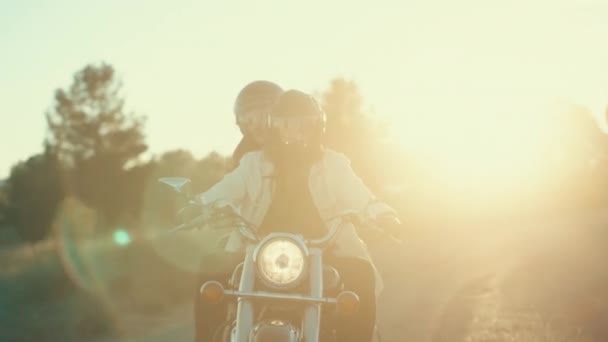 Pareja Que Monta Motocicleta Del Crucero Camino Con Atardecer Brillante — Vídeos de Stock