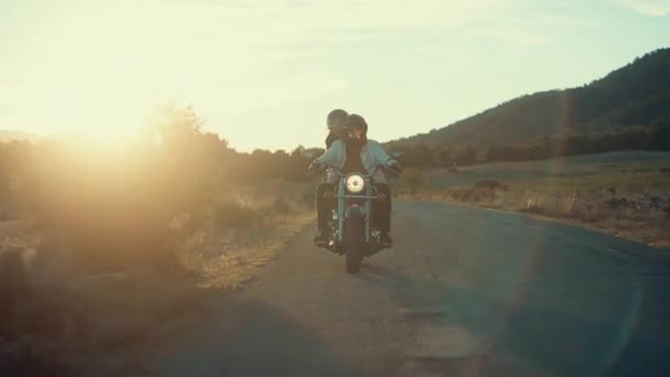 Couple Équitation Moto Vide Route Avec Lumière Soleil Lumineux Pendant — Video