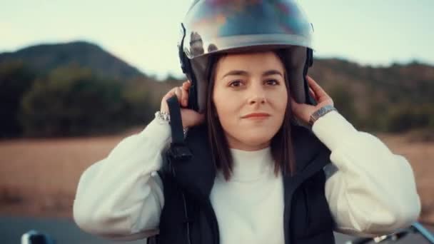 Giovane Donna Indossa Casco Faccia Aperta Prima Andare Moto Chiudere — Video Stock