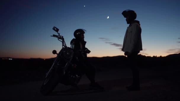 Hombre Pie Frente Mujer Sentado Moto Por Noche Tiro Ancho — Vídeo de stock