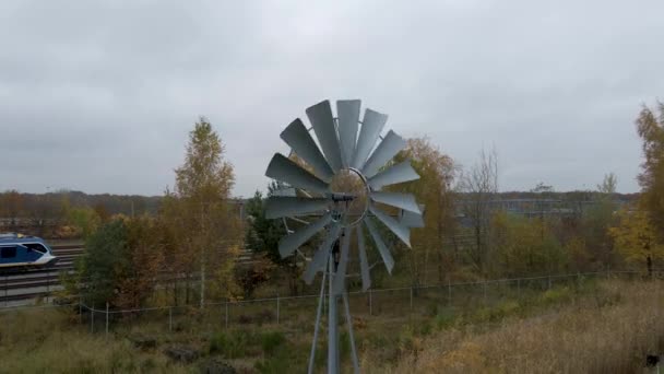 在风中快速旋转的旧金属风车 — 图库视频影像