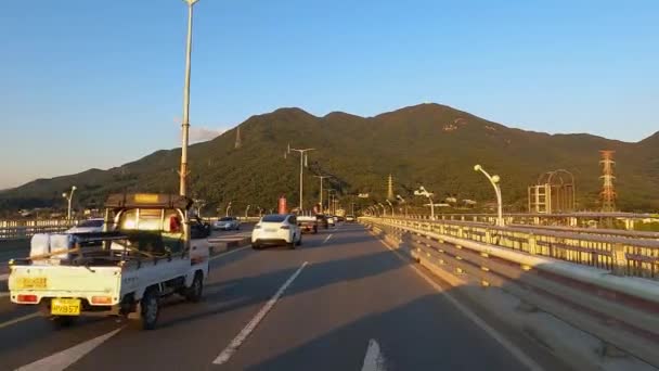 Fahrerflucht Auf Brücke Mit Stundenkilometern Vorbei Vielen Autos Grüner Berg — Stockvideo