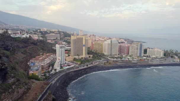 Vliegen Langs Ruige Klif Kustlijn Naar Puerto Cruz Stad Drone — Stockvideo