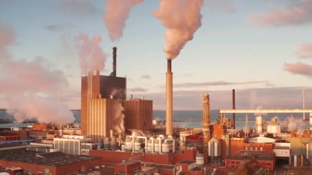 Epic Aerial Una Fábrica Industrial Gran Escala Atardecer Que Emana — Vídeo de stock