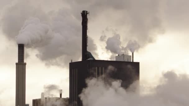 Zoom Apokalyptischer Szene Einer Fabrik Die Rauch Auspustet — Stockvideo