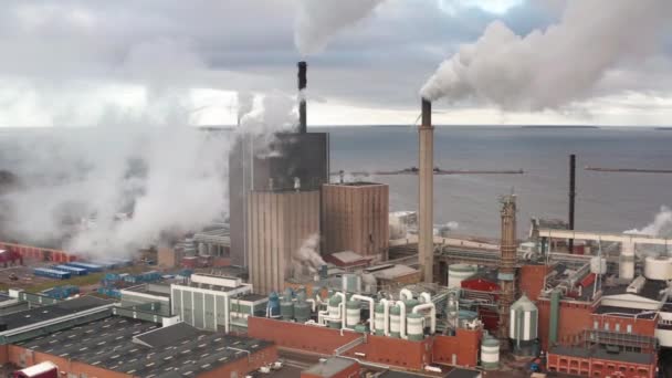 Aérial Prise Vue Une Usine Sur Côte Est Suédoise Émettant — Video