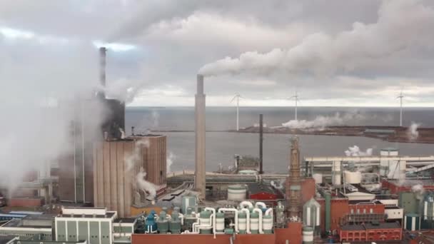 Aeriële Opname Van Een Fabriek Die Enorme Hoeveelheden Rook Uitstoot — Stockvideo
