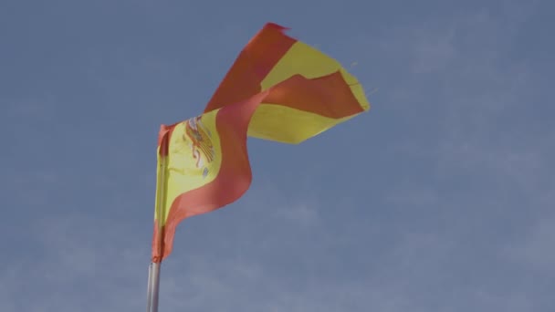Bandeira Nacional Espanhola Acenando Câmera Lenta Dia Ensolarado Tiro Ângulo — Vídeo de Stock