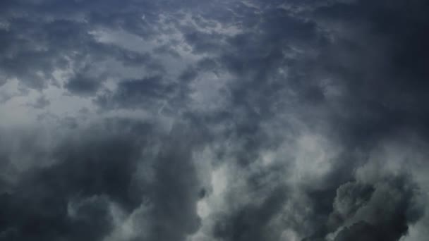 4K雷雨 暗い雲の中の落雷 — ストック動画
