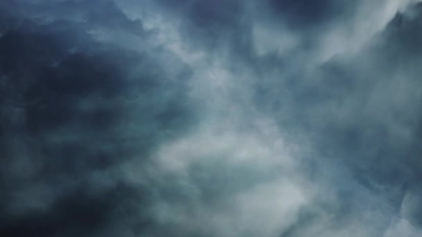 Tormenta Rompiendo Través Las Nubes Oscuras Gruesas Cielo — Vídeo de stock