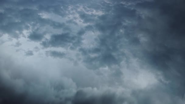 暗い雲が空を動き雷雨 — ストック動画