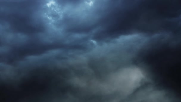 天空中灰蒙蒙的乌云闪烁着闪电 — 图库视频影像
