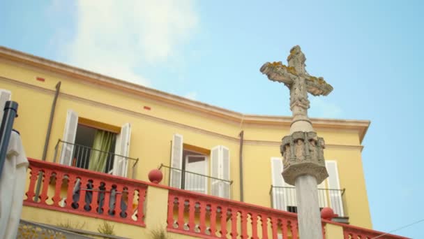 Altes Und Historisches Kreuz Vor Spanischer Architektur Mit Blauem Himmel — Stockvideo