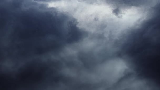 Volando Attraverso Dense Nuvole Nel Cielo Con Fulmini All Interno — Video Stock