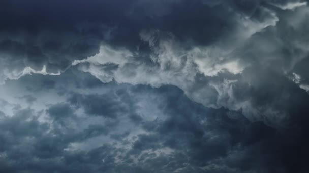 暗い雲が空を暗くし雷雨 — ストック動画