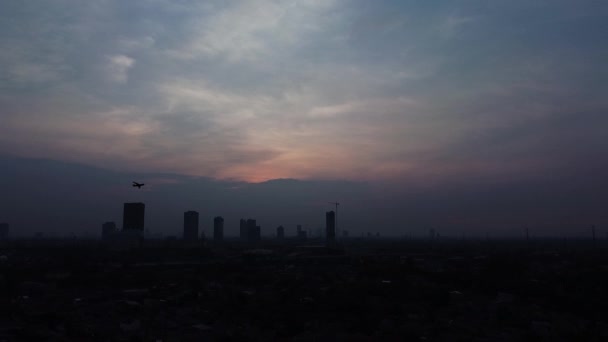 Een Vliegtuig Dat Stad Zonsondergang Zonsopgang Vliegt — Stockvideo
