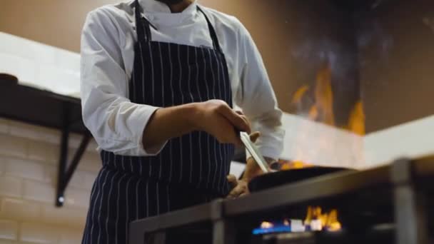 Piste Ralenti Droite Puis Vers Haut Cuisine Chef Avec Feu — Video