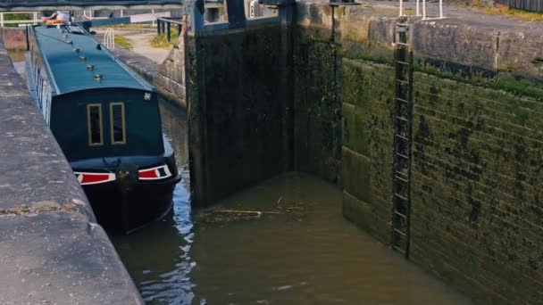 運河レジャーShropshire Union Canal Seriesのクリップのロックのセットをナビゲートする狭いボートバージ — ストック動画