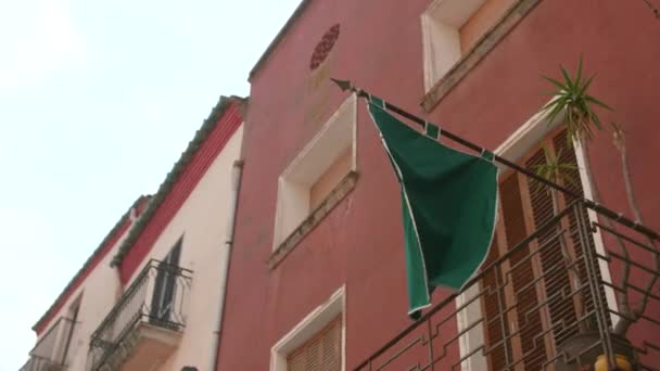 Зеленый Флаг Полюсе Доме Балкон Машет Ветру Низкий Угол — стоковое видео