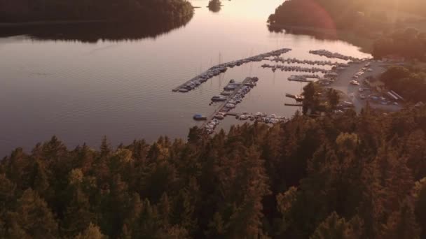 Drone Skott Sjö Marina Vid Solnedgången — Stockvideo