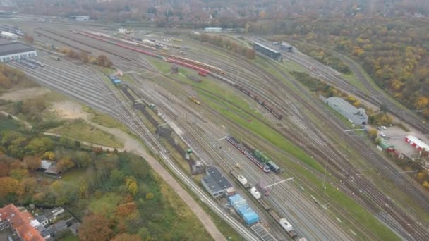 Vackra Antenn Parkerade Tåg Nära Stationen Höst — Stockvideo