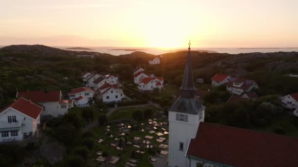 Dron Letící Nad Ostrovem Gullholmen Kostelem Při Západu Slunce Nebo — Stock video