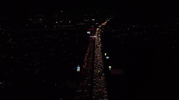 Tiro Aéreo Tráfego Rodovia Visão Noturna Uma Cidade — Vídeo de Stock