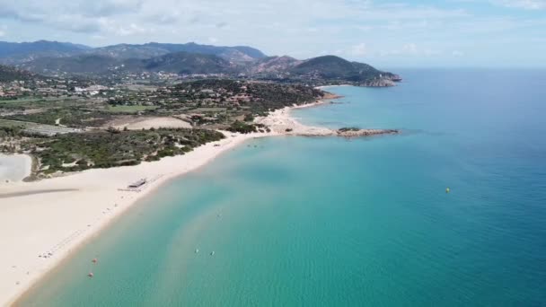 Drönarflygning Över Den Vita Sandstranden Med Kristallklart Vatten Chiabukten Sardinien — Stockvideo