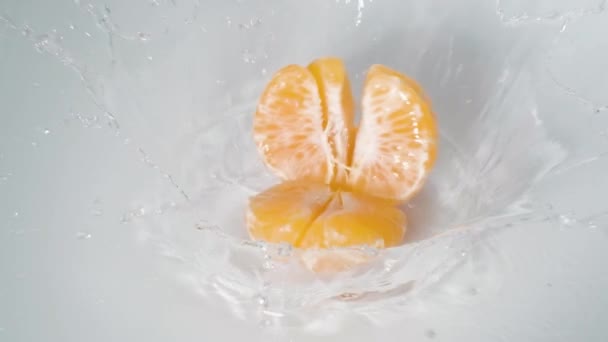 Tangerina Descascada Câmera Lenta Para Cair Superfície Água Conceito Frutas — Vídeo de Stock