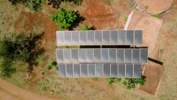 Güneş Panelleri Çiftliği Nin Güneş Pili Güneş Işığıyla Aerial Görünümü — Stok video