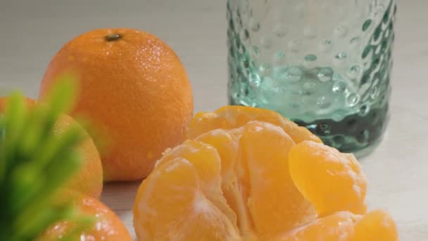 Tilt Πορτοκαλί Μανδαρινικά Φρούτα Χυμό Λευκό Τραπέζι Heathy Nutrition — Αρχείο Βίντεο