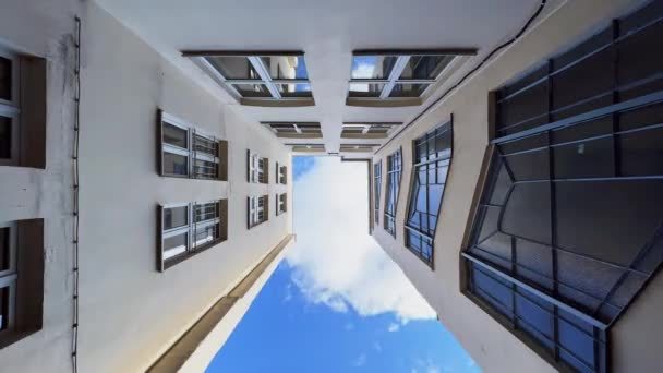 Timelapses Nuages Mouvants Vue Droite Dans Ciel Encadrée Murs Vieux — Video