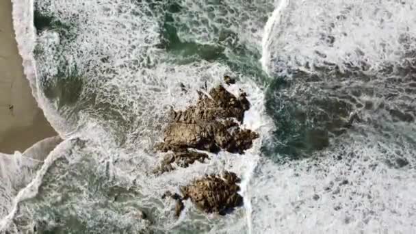 西海岸のレナ マジョアの海岸の前にある小さな岩の周りで波が砕け — ストック動画