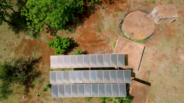 Réservoirs Eau Alimentés Par Solaire Afrique Rurale Vue Aérienne Ferme — Video