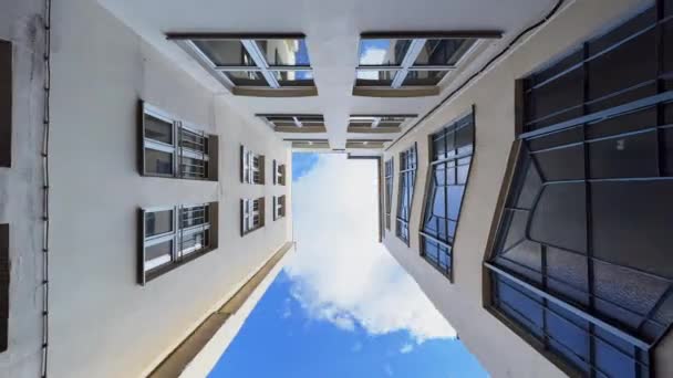 Timelapses Nuages Mouvants Vue Droite Dans Ciel Encadrée Murs Vieux — Video