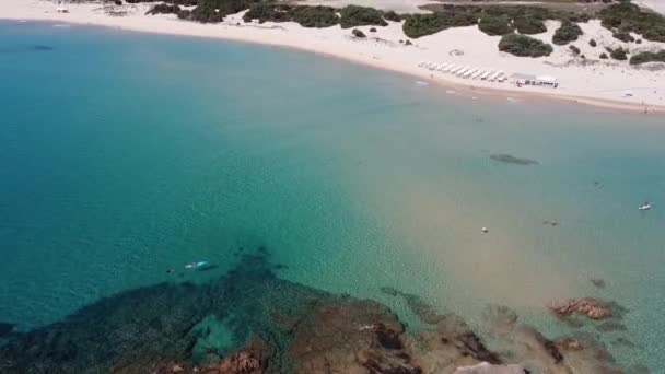 Drone Aterriza Pequeña Isla Frente Hermosa Playa Chia Sur Cerdeña — Vídeos de Stock