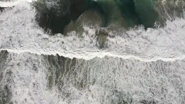Μεγάλα Κύματα Στροβιλίζουν Άμμο Στα Καθαρά Γαλαζοπράσινα Νερά Στην Αμμώδη — Αρχείο Βίντεο