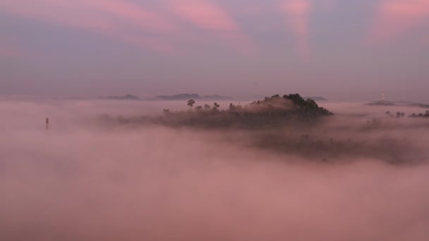 Luftaufnahme Über Dem Nebel Einen Magischen Sonnenaufgang Mit Blauen Und — Stockvideo