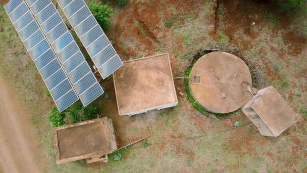 フローティングソーラーパネルの空中ビュー 小さな水槽内の水システムに電力を供給する太陽電池パネル ケニアの小さな水力発電所で太陽光パネルポンプ水 グラスゴーCop26 — ストック動画