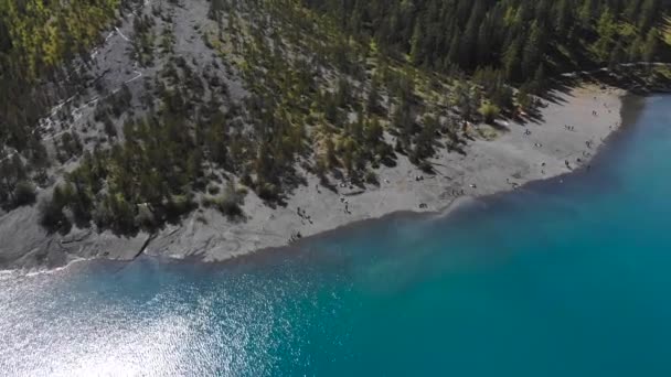 Hava Oeschinen Gölü Göl Kenarındaki Insanlar Zenital — Stok video