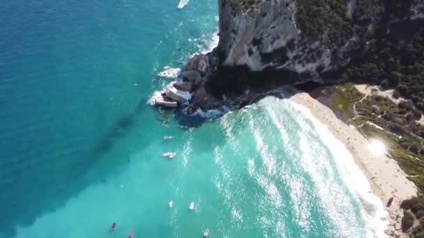 Fantastisk Utsikt Från Sidan Cala Luna Sardinien Drönarpanorering Några Båtar — Stockvideo