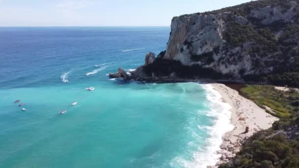 Stunnig Drönare Flygning Över Den Berömda Sardinianska Stranden Cala Luna — Stockvideo