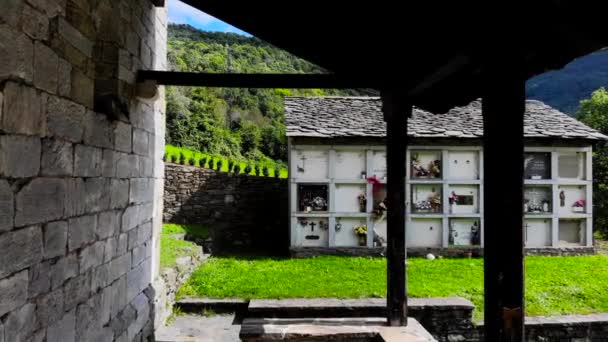 Piccola Chiesa Nei Pirenei Con Cimitero Rurale — Video Stock